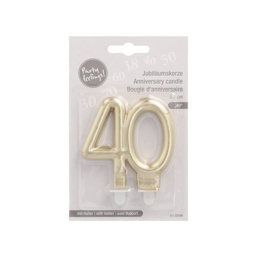 Die PAPSTAR GmbH Jubiläumskerzen mit Halter 7 cm "gold" ist eine goldene Nummer 40 Kerze in klarer Verpackung mit mehrsprachiger Beschriftung, komplett mit Halter - ideal für Jubiläumsfeiern.