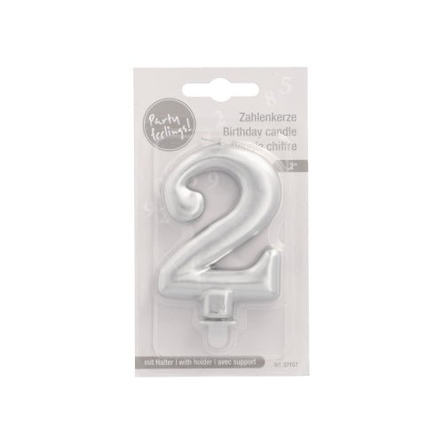 Το κερί αριθμών PAPSTAR GmbH με βάση 7 εκ., ασημί, έρχεται σε διαφανή πλαστική συσκευασία με λευκό χαρτονένιο πίσω μέρος και πολυγλωσσικό κείμενο. Στη βάση του κεριού υπάρχει μια μικρή βάση.