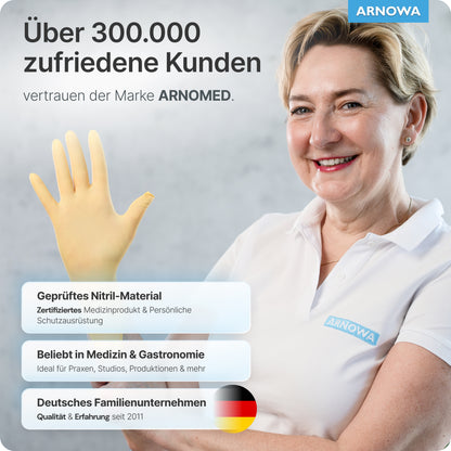 Eine lächelnde Frau in weißem Polo und blauen Handschuhen präsentiert ARNOMED NITRIL SUNFLOWER YELLOW Einmalhandschuhe von ARNOWA GmbH - zertifiziert, latexfrei, ideal für Medizin & Gastronomie und von einem deutschen Unternehmen.