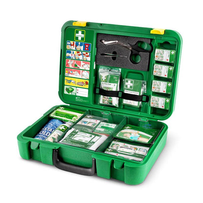 Το κιτ πρώτων βοηθειών X-LARGE της Orkla Wound Care AB | Η συσκευασία (1 τεμάχιο) διαθέτει σαφείς θήκες με επιδέσμους, ψαλίδια, γάντια, επιθέματα, μια ψυκτική συσκευασία και ένα εικονογραφημένο εγχειρίδιο - ιδανικό για καταστάσεις έκτακτης ανάγκης.