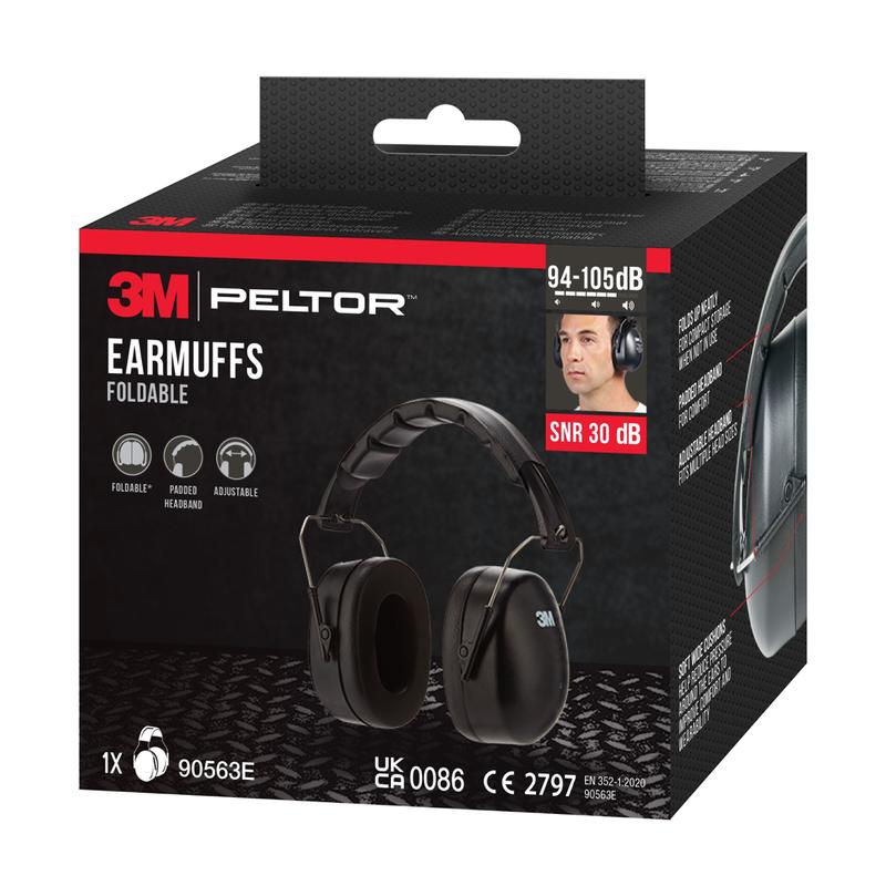 Η συσκευασία του 3M™ Κάψουλα προστασίας ακοής με αναδιπλούμενη στέκα κεφαλής 90563E, SNR 30 dB, δείχνει το μαύρο μοντέλο, πληροφορίες προϊόντος καθώς και μια μικρή φωτογραφία ενός ατόμου που φοράει προστασία ακοής. Κατασκευαστής: 3M Deutschland GmbH.
