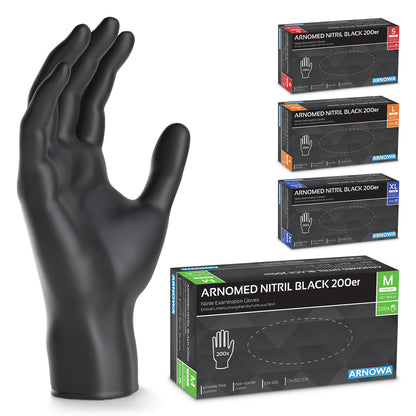 Ένα μαύρο γάντι νιτριλίου ARNOMED NITRIL BLACK 200er της ARNOWA GmbH στέκεται όρθιο δίπλα σε τέσσερα συσκευασμένα πακέτα οικονομίας 200 τεμαχίων σε κόκκινο (S), πορτοκαλί (L), μπλε (XL) και πράσινο (M) - χωρίς λάτεξ και χωρίς πούδρα.