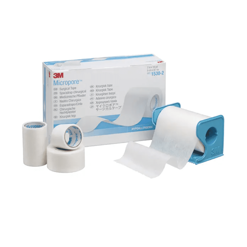 Η εικόνα δείχνει ένα 3M Healthcare Germany GmbH 3M-Medica Micropore επίθεμα, χρώματος δέρματος – 12 τεμάχια | Συσκευασία (12 τεμάχια)-Κουτί με επιθέματα σε διάφορα μεγέθη μπροστά. Ένα ρολό επιθέματος βρίσκεται σε μπλε διανομέα, ενώ δύο ακόμη ρολά επιθέματος και ένα μικρότερο ρολό στέκονται όρθια δίπλα στο κουτί. Το υποαλλεργικό επίθεμα είναι λευκό.