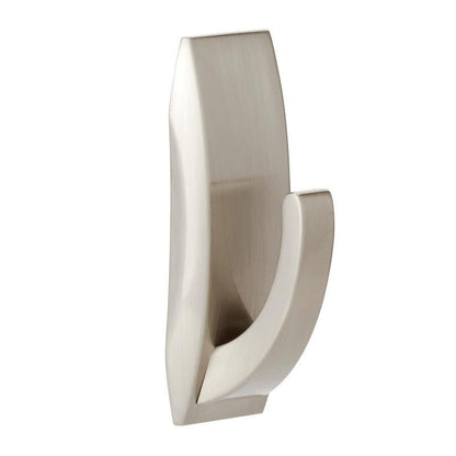 Το Command™ Bad Metallhaken "Modern Reflection" από την 3M Deutschland GmbH χαρακτηρίζεται από μοντέρνο, γωνιακό σχέδιο από βουρτσισμένο νικέλιο, τοποθετημένο κάθετα μπροστά από λευκό φόντο.