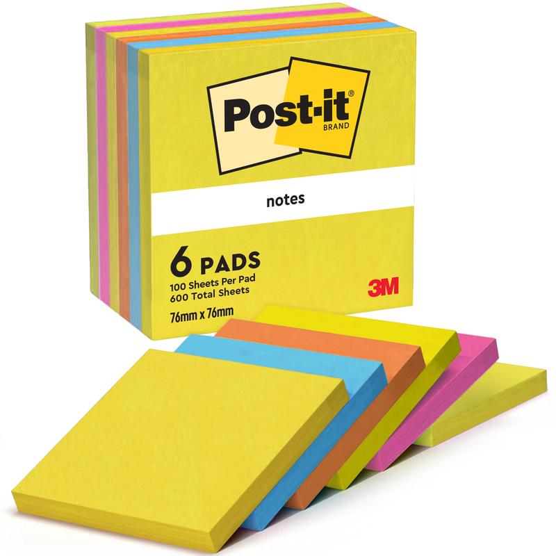 Ένα εξάδα Post-it® Notes 76x76 mm από την Energetic Collection της 3M Deutschland GmbH με 100 PEFC-πιστοποιημένα φύλλα το καθένα (συνολικά 600), ταξινομημένα ανά χρώμα.