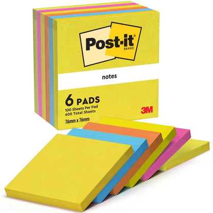 Ένα εξάδα Post-it® Notes 76x76 mm από την Energetic Collection της 3M Deutschland GmbH με 100 PEFC-πιστοποιημένα φύλλα το καθένα (συνολικά 600), ταξινομημένα ανά χρώμα.