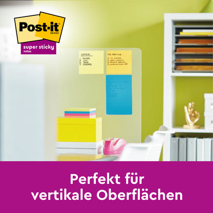 In einem Büro steht eine Glaswand, die mit Post-it® Notes im Großformat, Gelb, Liniert (101 mm x 101 mm), von 3M Deutschland GmbH beklebt ist. Daneben steht ein Schreibtisch mit Akten und Material. Der Text lautet: "Perfekt für vertikale Oberflächen.