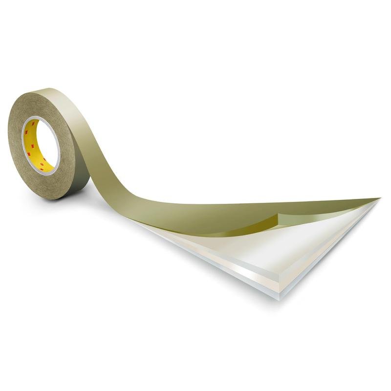 Schmale Klebebandrolle mit leicht abgerolltem Band, das auf einer Oberfläche aufliegt, freigestellt auf hellem Hintergrund.
