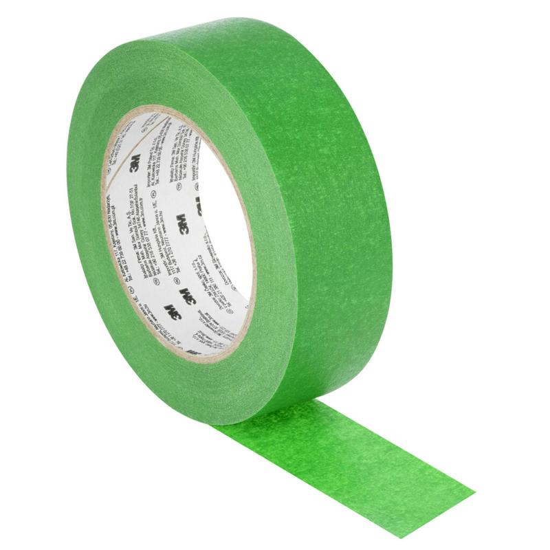 Grüne Klebebandrolle mit matter Oberfläche und abgerolltem Bandstück, freigestellt auf hellem Hintergrund dargestellt.