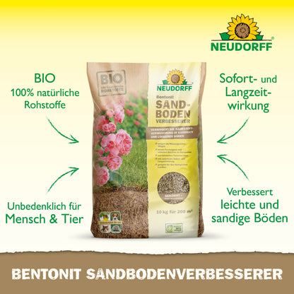 Ein 10-kg-Sack Neudorff Shop Bentonit SandbodenVerbesserer steht aufrecht auf einer hellen Fläche. Die Verpackung ist mit rosa Rosen und Produktangaben versehen, die die Tonmineralien für die Nährstoffspeicherung und Sandbodenverbesserung hervorheben.