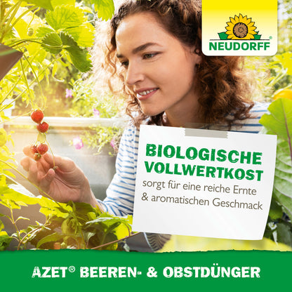 Eine Frau prüft in einem Gewächshaus reife Erdbeeren. Das Bild zeigt das Logo des Neudorff Shops und den deutschen Text, der für Azet Beeren- & ObstDünger für Obststräucher und Beeren wirbt und für eine reiche Ernte und aromatischen Geschmack sorgt.
