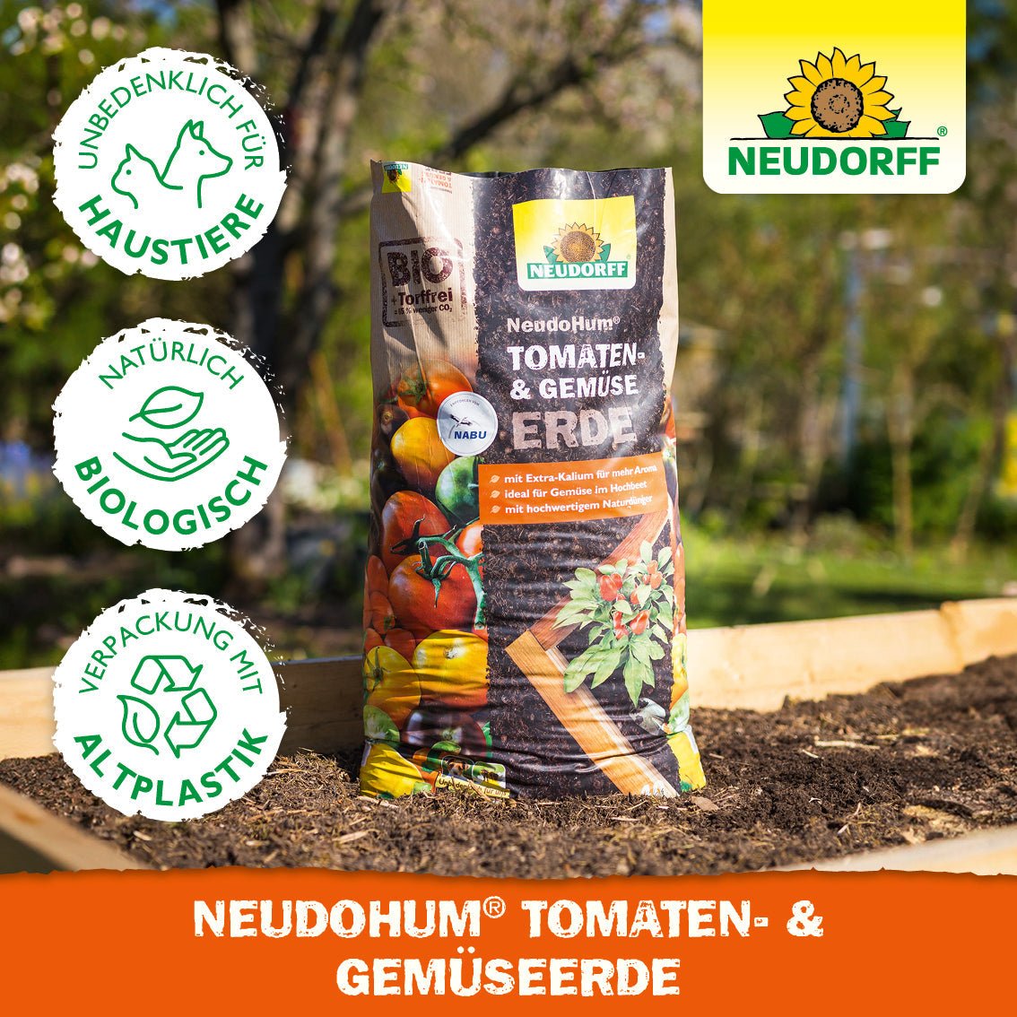 Μια σακούλα NeudoHum Tomaten- & GemüseeErde από το Neudorff Shop βρίσκεται σε ένα κρεβάτι κήπου, με σύμβολα για την προστασία των ζώων, την βιολογική ποιότητα και τη συσκευασία από ανακυκλωμένο πλαστικό. Το λογότυπο Neudorff βρίσκεται στην επάνω δεξιά γωνία.