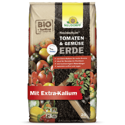 Στη συσκευασία μιας σακούλας Neudorff Shop NeudoHum Tomaten- & GemüseeErde, χωρίς τύρφη και βιολογική, απεικονίζονται ντομάτες και καλοκαιρινά λαχανικά. Με επιπλέον κάλιο, είναι ιδανική για υπερυψωμένα κρεβάτια και υποστηρίζει την υγιή ανάπτυξη λαχανικών.