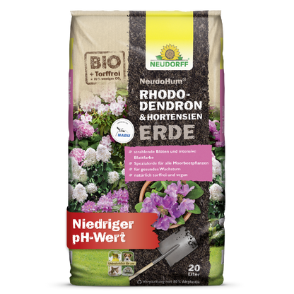 Ένας σάκος 20 λίτρων NeudoHum Rhododendron & Hortensien Erde από το Neudorff Shop δείχνει εικόνες από ορτανσίες και ροδόδεντρα και προάγει την άριστη ανάπτυξη των φυτών λόγω της χαμηλής τιμής pH.