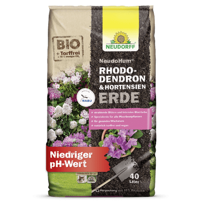 Ένας σάκος 40 λίτρων Neudorff Shop's NeudoHum Rhododendron & Hortensien Erde, ένα υπόστρωμα με χαμηλό pH. Στη συσκευασία απεικονίζονται ανθισμένα ροδόδεντρα και ορτανσίες, με λεπτομερείς πληροφορίες προϊόντος στα γερμανικά.