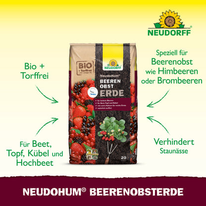 Ein 20-Liter-Sack NeudoHum BeerenobstErde von Neudorff Shop ist mit Beeren und Gartengeräten abgebildet. Torffrei und ideal für den Anbau von Beerenpflanzen auf dem Balkon, in Töpfen oder Gartenbeeten.