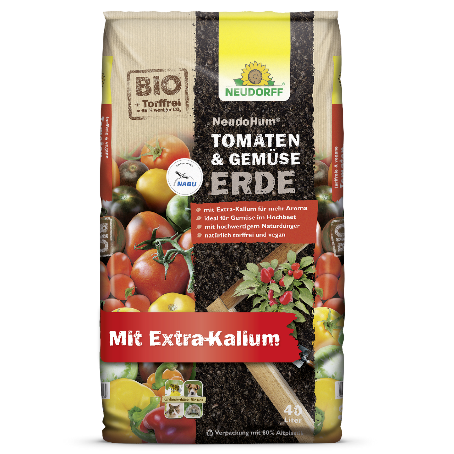 Μια σακούλα 40L Neudorff Shop NeudoHum Tomaten- & GemüseeErde, χωρίς τύρφη και βίγκαν με επιπλέον κάλιο, ιδανική για καλοκαιρινά λαχανικά. Βιολογική συσκευασία με ντομάτες, διάφορα λαχανικά, χώμα και φύλλα φυτών.