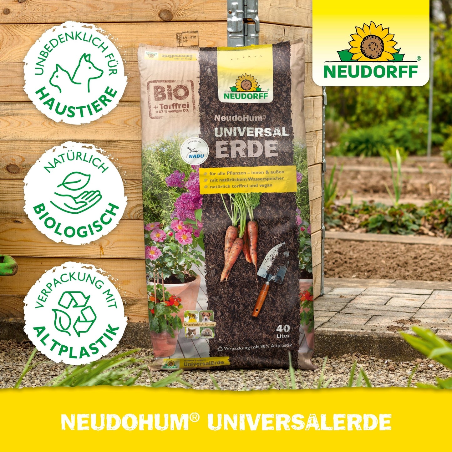 Ένας σάκος NeudoHum UniversalErde από το κατάστημα Neudorff στέκεται όρθιος σε έναν κήπο. Τρία κυκλικά σύμβολα δείχνουν ότι είναι κατάλληλος για κατοικίδια, προέρχεται από βιολογική καλλιέργεια και κατασκευάζεται από ανακυκλωμένο πλαστικό. Το λογότυπο του καταστήματος Neudorff βρίσκεται στην επάνω δεξιά γωνία.
