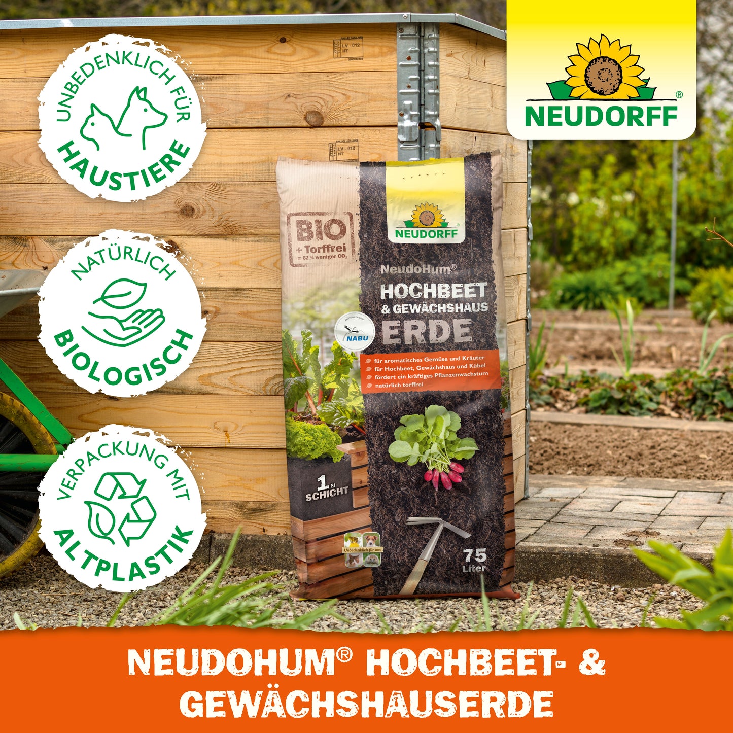 Eine Tüte Neudorff Shop's NeudoHum Hochbeet & GewächshausErde ruht auf einem Gartenbeet neben Grünpflanzen. Drei grüne Symbole zeigen, dass das Produkt für Haustiere geeignet, natürlich und biologisch ist und eine nachhaltige Verpackung hat.