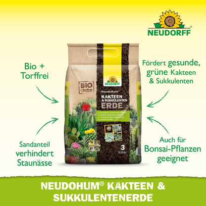 Ένας μπεζ σάκος 3 λίτρων Neudorff Shop NeudoHum Kakteen & SukkulentenErde στέκεται όρθιος. Το χώμα χωρίς τύρφη αποτρέπει την υπερβολική υγρασία και είναι ιδανικό για υγιή ανάπτυξη κάκτων, παχύφυτων και μπονσάι φυτών.