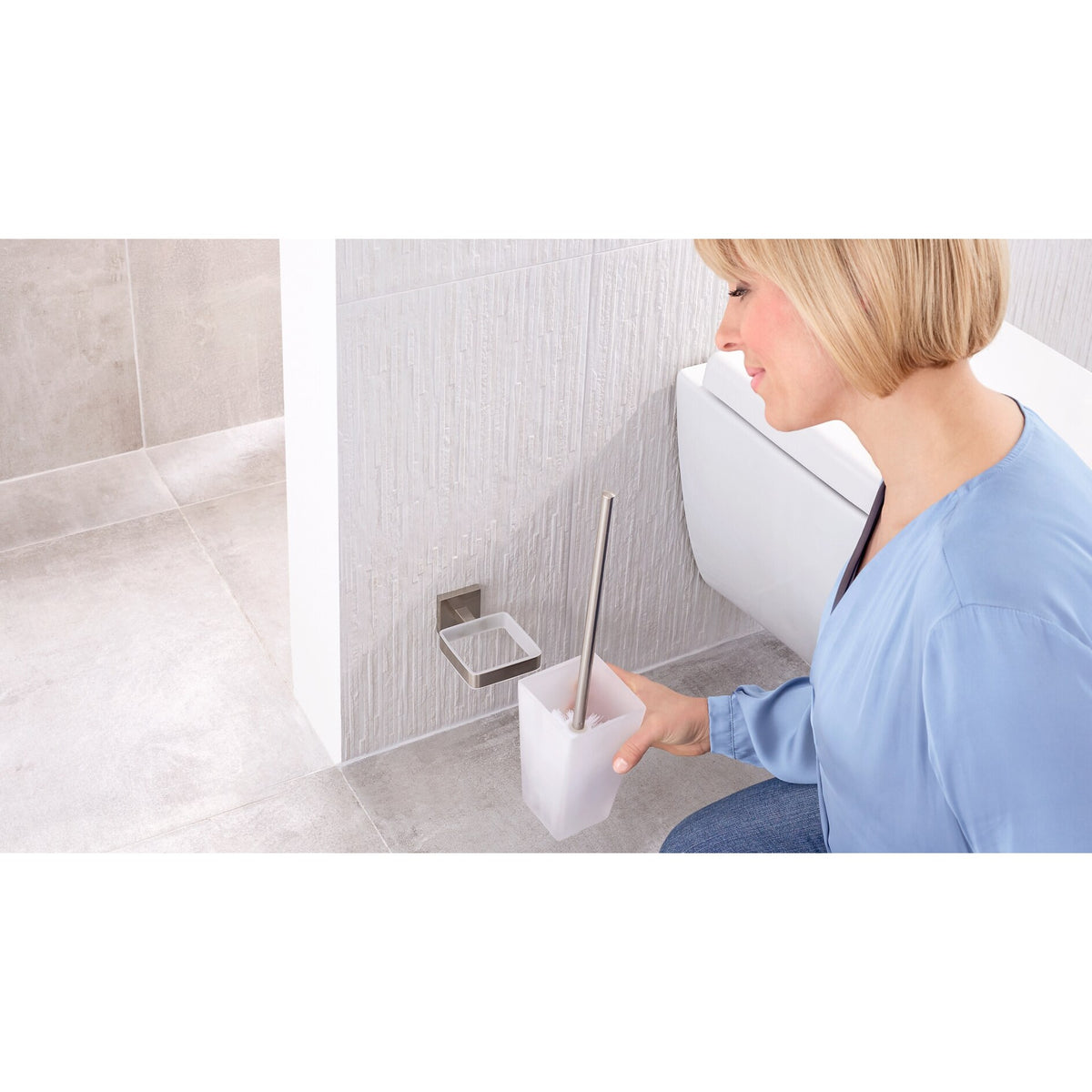 tesa EXXCLUSIV Toilettenbürstenhalter ohne Bohren, Edelstahloptik – Anwendung