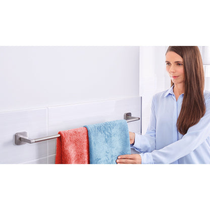 tesa Esteetic Handtuchstange, Edelstahloptik, inkl. Klebelösung, 63cm – Anwendung