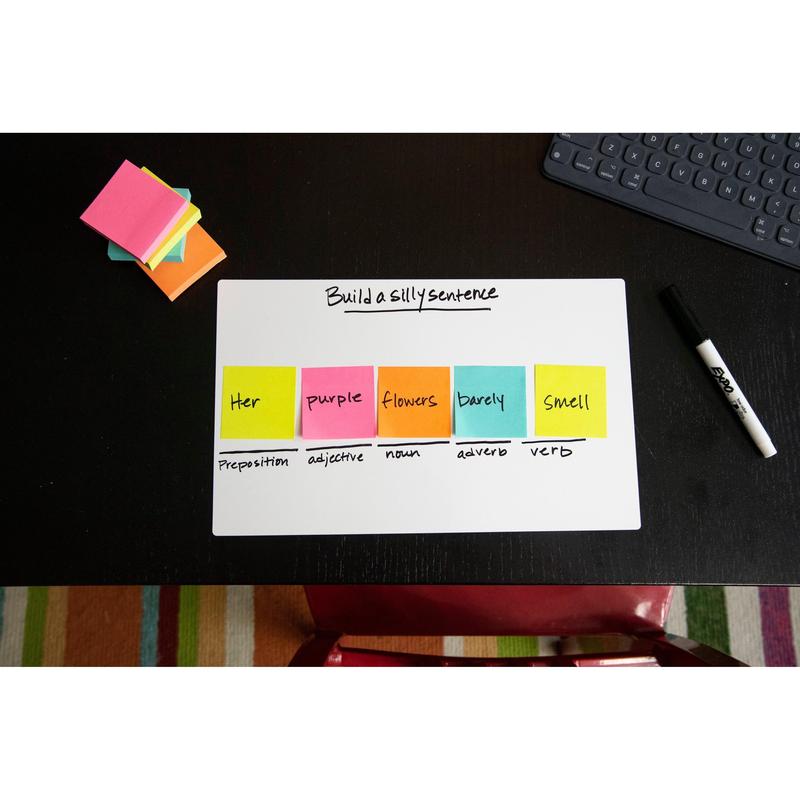 Ένας κύβος σημειώσεων Post-it® της 3M Deutschland GmbH (76x76mm, 450 φύλλα, 100% PEFC) δείχνει μια άσκηση σύνταξης σε έναν πίνακα με ετικέτες γραμματικής. Πρόσθετες σημειώσεις, ένας μαρκαδόρος, ένα πληκτρολόγιο και ένα ριγέ χαλί βρίσκονται κοντά.