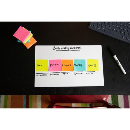 Ένας κύβος σημειώσεων Post-it® της 3M Deutschland GmbH (76x76mm, 450 φύλλα, 100% PEFC) δείχνει μια άσκηση σύνταξης σε έναν πίνακα με ετικέτες γραμματικής. Πρόσθετες σημειώσεις, ένας μαρκαδόρος, ένα πληκτρολόγιο και ένα ριγέ χαλί βρίσκονται κοντά.