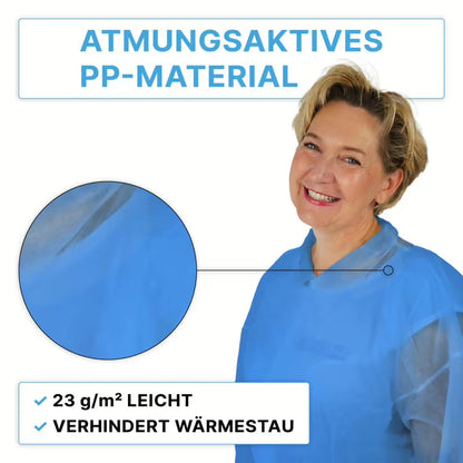 Eine lächelnde Frau trägt den ARNOMED PROTECT PP-BESUCHERKITTEL BLUE Einweg Besuchermantel mit Druckknöpfen von ARNOWA GmbH. Hervorgehobene Eigenschaften: atmungsaktives PP-Material, 23 g/m² leicht, verhindert Wärmestau. Inset zeigt Material in Nahaufnahme.