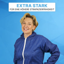 Eine Frau mit einem ARNOMED COVER PP-OVERALL XTRA STRONG der ARNOWA GmbH lächelt in die Kamera. Über ihr steht in deutscher Sprache "EXTRA STARK - Für eine höhere Strapazierfähigkeit" auf blauem, geometrischem Hintergrund.