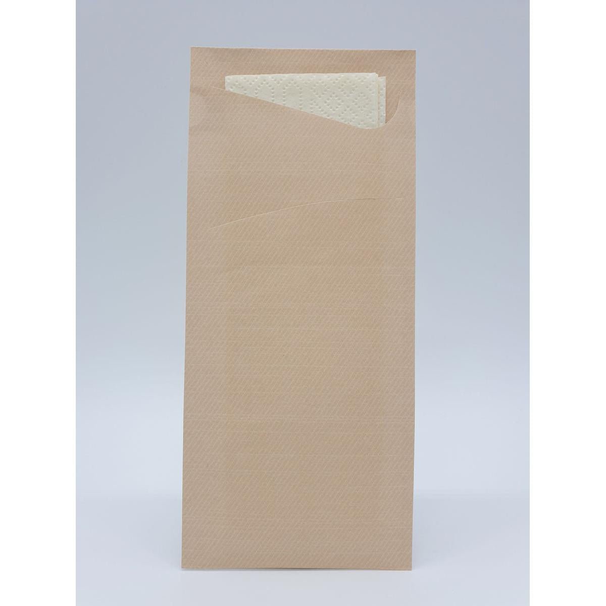 Ένα μεμονωμένο Sacchetto Zelltuch 190 x 85 mm της Duni GmbH στέκεται όρθιο με μια διπλωμένη χαρτοπετσέτα που προεξέχει μερικώς από την επάνω τσέπη, μπροστά από ένα απλό φωτεινό φόντο.