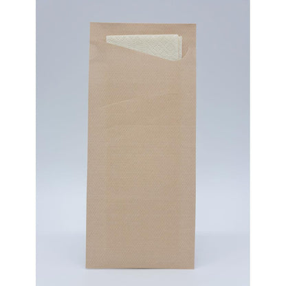 Ένα μεμονωμένο Sacchetto Zelltuch 190 x 85 mm της Duni GmbH στέκεται όρθιο με μια διπλωμένη χαρτοπετσέτα που προεξέχει μερικώς από την επάνω τσέπη, μπροστά από ένα απλό φωτεινό φόντο.