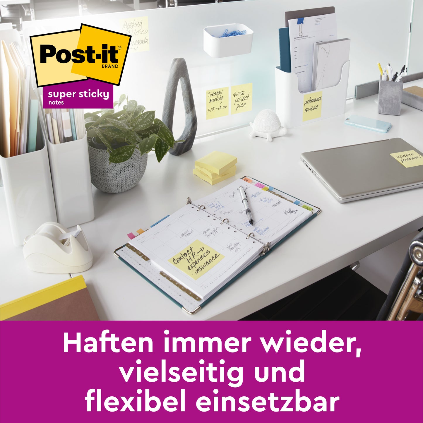Auf einem aufgeräumten Büroschreibtisch mit Laptop, Planer und Vorräten kommen die 3M Deutschland GmbH Post-it® Super Sticky Notes Gelb (47,6x47,6 mm), PEFC-zertifiziert, 90 Blatt/Block, 21+3 gratis im Pack zum Einsatz - und unterstreichen damit ihre nachhaltige Vielseitigkeit und Wiederverwendbarkeit.