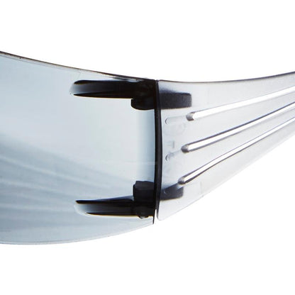 Κοντινή λήψη των γυαλιών ασφαλείας 3M™ SecureFit™ 200 από την 3M Deutschland GmbH, που δείχνει τα πλευρικά, ελαφρώς χρωματισμένα γυαλιά, τον βραχίονα και τον συνδετικό μεντεσέ.