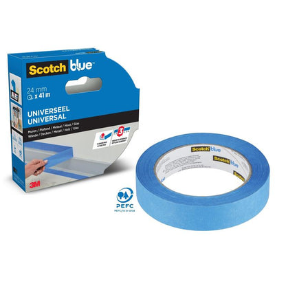 Ένας ρόλος ταινίας κάλυψης ζωγράφων ScotchBlue™ "Multi-Surface" από την 3M Deutschland GmbH (24 mm x 41 m) εμφανίζεται δίπλα στη συσκευασία που είναι χαρακτηρισμένη για καθολική χρήση σε πολλές επιφάνειες και φέρει το branding ScotchBlue και 3M.