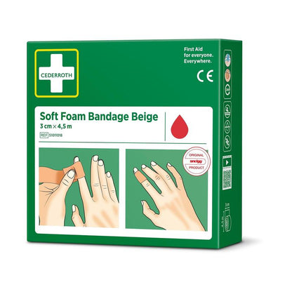Ένα πράσινο κουτί με την επιγραφή "Cederroth soft foam binde beige 3x450cm | Συσκευασία (1 τεμάχιο)" από την Orkla Wound Care AB δείχνει έναν λευκό σταυρό, το σήμα CE και εικόνες χεριών, όπου ο επίδεσμος τοποθετείται στα δάχτυλα.