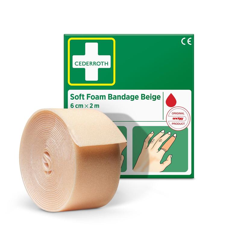 Eine Rolle beigefarbener Cederroth-Weichschaumbinde (6 cm x 2 m) von Orkla Wound Care AB wird vor ihrer grün-weißen Verpackung mit illustrierter Anleitung und einem roten Tropfensymbol gezeigt.