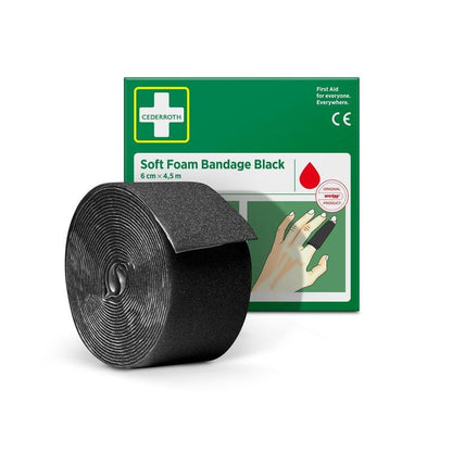 Ένα ρολό Cederroth Weichschaumverband schwarz (6 cm x 4,5 m) από την Orkla Wound Care AB εκτίθεται μπροστά από το πράσινο-λευκό κουτί, στο οποίο ένα χέρι έχει τυλιγμένο έναν μαύρο επίδεσμο γύρω από το δάχτυλο.