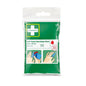 Μια πράσινη-λευκή συσκευασία Orkla Wound Care AB Cederroth weichschaumbinde blau 6x40cm (1 κομμάτι) δείχνει μια εικονογραφημένη οδηγία για το τύλιγμα του μπλε επιδέσμου γύρω από ένα δάχτυλο.