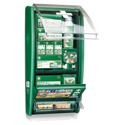 Die Cederroth erste-hilfe-station von Orkla Wound Care AB ist ein grüner, an der Wand montierter Erste-Hilfe-Kasten mit einem durchsichtigen, offenen Deckel, der in beschrifteten Fächern Bandagen, Brandgelverbände, Anleitungen und Lösungen enthält. (1 Packung/Karton).