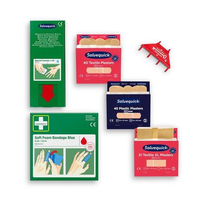 Η συσκευασία αναπλήρωσης Cederroth First Aid για τον διανομέα προϊόντων περιποίησης πληγών Cederroth (κωδ. 51011006) της Orkla Wound Care AB περιέχει διάφορα είδη πρώτων βοηθειών, επιδέσμους, μια συσκευασία με μαλακούς επιδέσμους από αφρό και μια κόκκινη βάση στήριξης τοίχου, όλα σε λευκό φόντο.