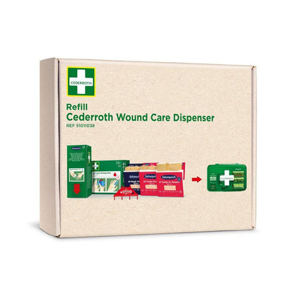 Ένα κουτί με την ένδειξη «Cederroth First Aid Ανταλλακτικό για διανομέα προϊόντων περιποίησης πληγών REF 51011006» της Orkla Wound Care AB, το οποίο απεικονίζει στην μπροστινή πλευρά διάφορα προϊόντα πρώτων βοηθειών και έναν πράσινο διανομέα.