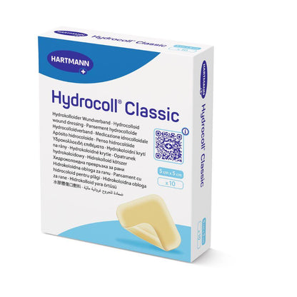 Μια συσκευασία Hartmann Hydrocoll Classic Verband steril από την Paul Hartmann AG, σφραγισμένη μεμονωμένα· 10 επίδεσμοι (5 cm x 5 cm), με πολυγλωσσικές πληροφορίες προϊόντος, QR κωδικό και εικόνα επιδέσμου. Ιδανικό για υγρή φροντίδα τραυμάτων και υποστήριξη κοκκιοποίησης και επιθηλιοποίησης.