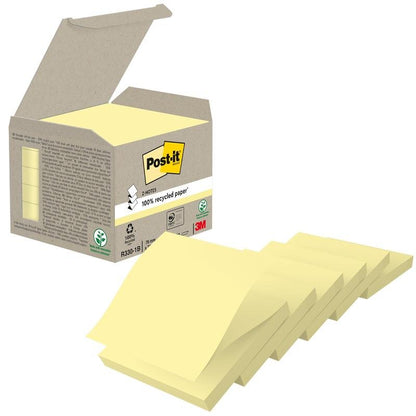 Ένα κουτί με 3M Post-it® Recycling Z-Notes, Κίτρινο, 76x76 mm, 100 φύλλα/μπλοκ, 6 μπλοκ/συσκευασία (100% PEFC-πιστοποιημένο από SGSCH-PEFC-COC-110078), είναι εξοπλισμένο με κίτρινες φιλικές προς το περιβάλλον σημειώσεις και το Post-it Branding.