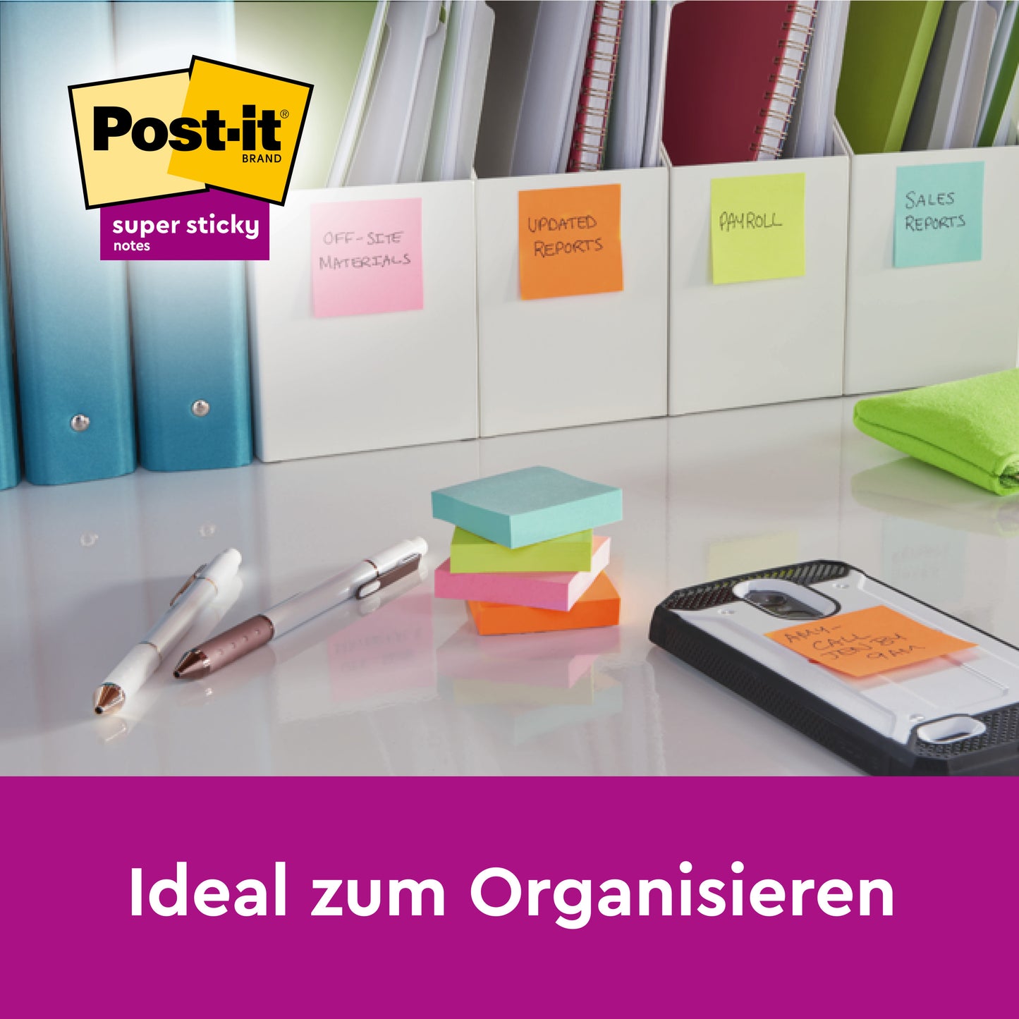 Post-it® Super Sticky Notes (76 mm x 76 mm, 90 φύλλα/μπλοκ, 100% PEFC) της 3M Deutschland GmbH βρίσκονται μαζί με στυλό, ένα smartphone και φακέλους σε ένα γραφείο. Η επιγραφή "Ιδανικό για οργάνωση" και το λογότυπο Post-it φαίνονται στην εικόνα.