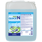 Ένα δοχείο 10 λίτρων Dr. Schnell EASY QUICK της DR.SCHNELL GmbH & Co. KGaA δείχνει στην ετικέτα του οδηγίες, σύμβολα χρήσης και εικόνες καθαρών επιφανειών, καθιστώντας το κατάλληλο ως πολυλειτουργικό καθαριστικό για επαγγελματική χρήση.