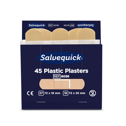 Eine Schachtel Orkla Wound Care AB Kunststoffpflaster, 45 Stück/Nachfüllung (6 Packungen), mit vier beigen Pflastern. Die Packung bietet zwei flexible Wundversorgungsgrößen: 27 x 72 × 19 mm und 18 x 72 × 25 mm.