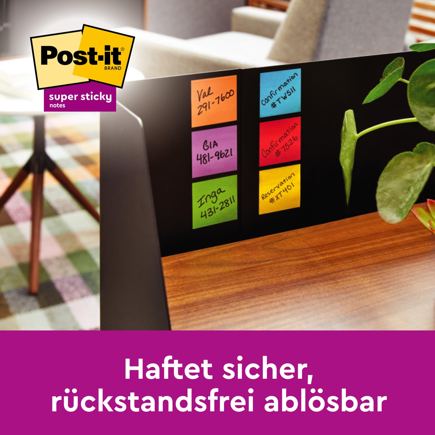 Mehrere farbige Post-it® Super Sticky Notes (63,5 x 76 mm, 90 Blatt/Block, 8 Blöcke, 100% PEFC) von 3M Deutschland GmbH haften am Rand eines Monitors. Im Hintergrund sind ein Wohnzimmerstuhl und eine Pflanze zu sehen.