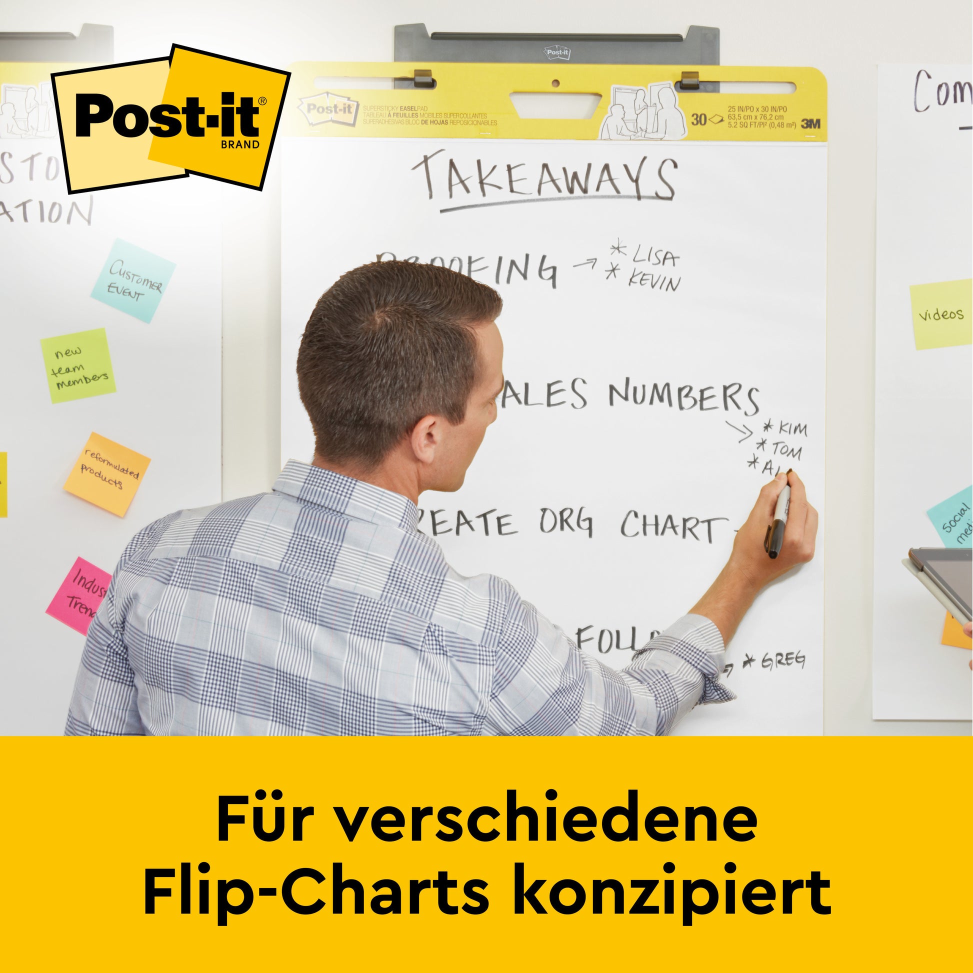Ein Mann schreibt in deutscher Sprache auf einem 3M Deutschland GmbH Post-it® Super Sticky selbsthaftendes Meeting Chart/Flipchart 559P; daneben befinden sich Post-it® Super Sticky Meeting Notes (Neonfarben, 2 Blöcke + 4 Gratis), mit Branding und deutschem Text am unteren Rand.