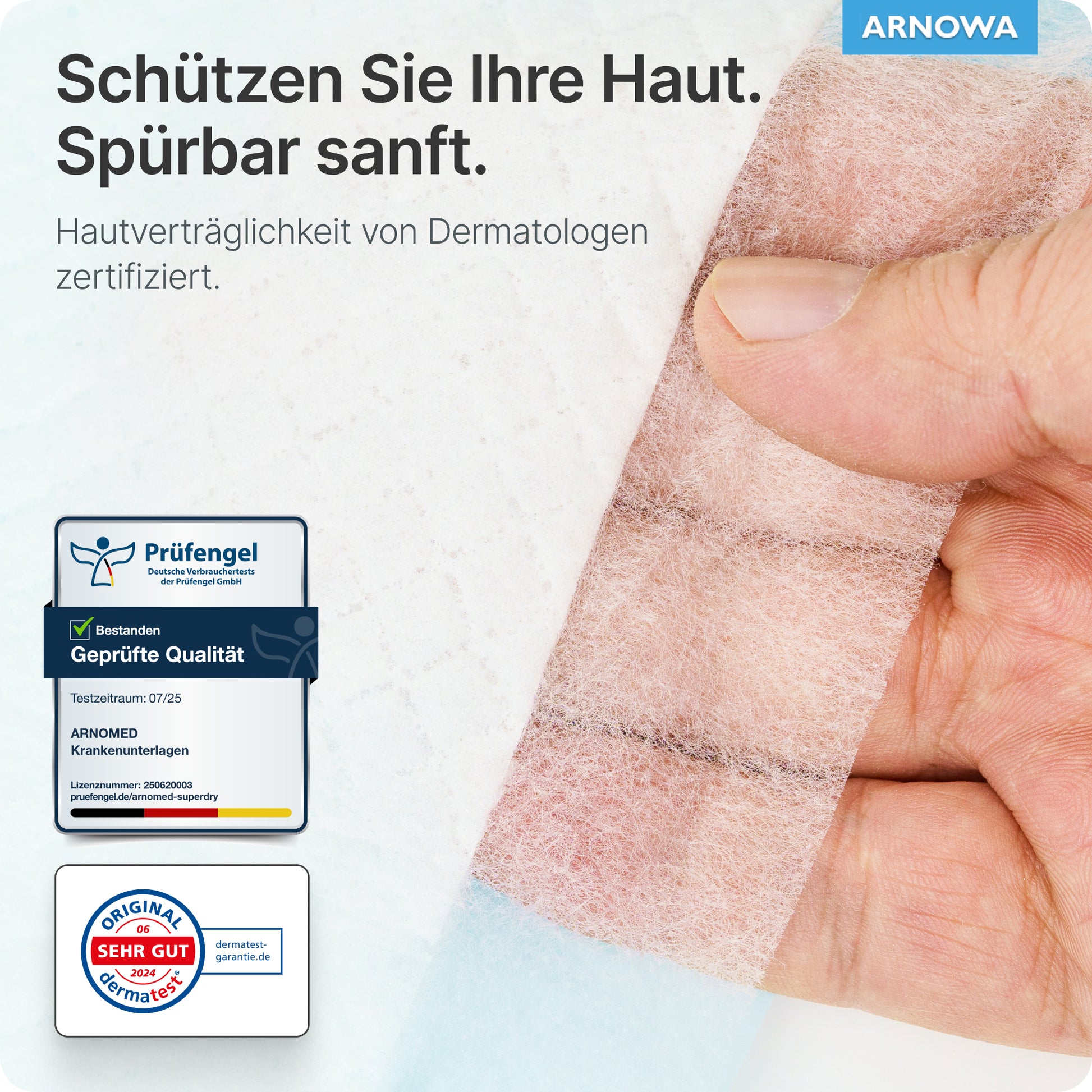 Eine Hand zieht eine durchsichtige Bandage von einem ARNOMED SUPERDRY PLUS Pad der ARNOWA GmbH ab. Der deutsche Text hebt den Hautschutz, die dermatologische Zertifizierung und die Qualitätsplaketten hervor, wobei das ARNOWA-Logo oben rechts zu sehen ist.